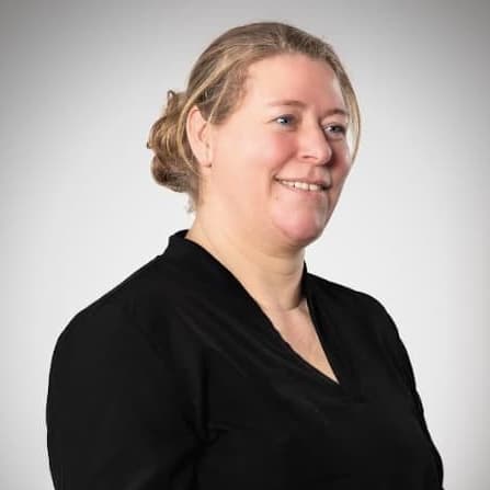 Portret van Marian (45), fotograaf, die na begeleiding bij Hashimoto minder maag- en darmklachten heeft, helderder kan denken en weer meer energie en plezier ervaart in werk en thuis.