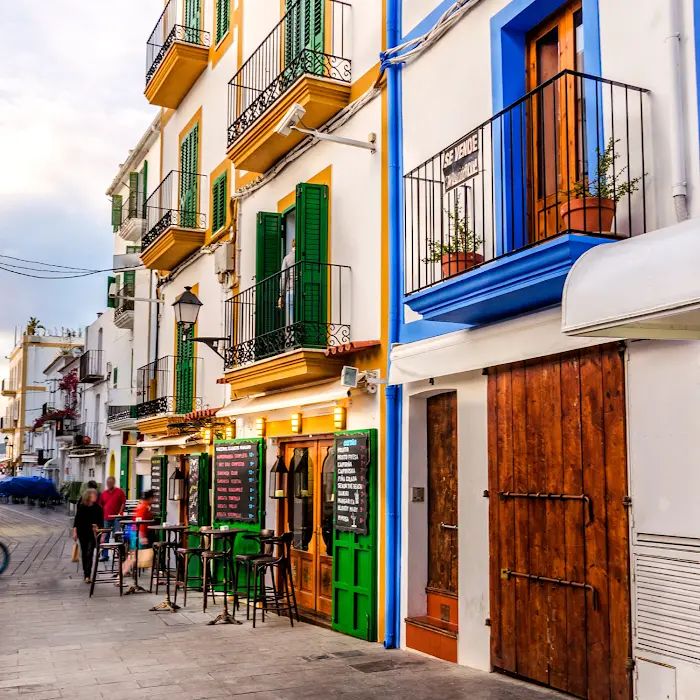 Kleurrijke straat in de binnenstad van Ibiza, locatie van het retreat