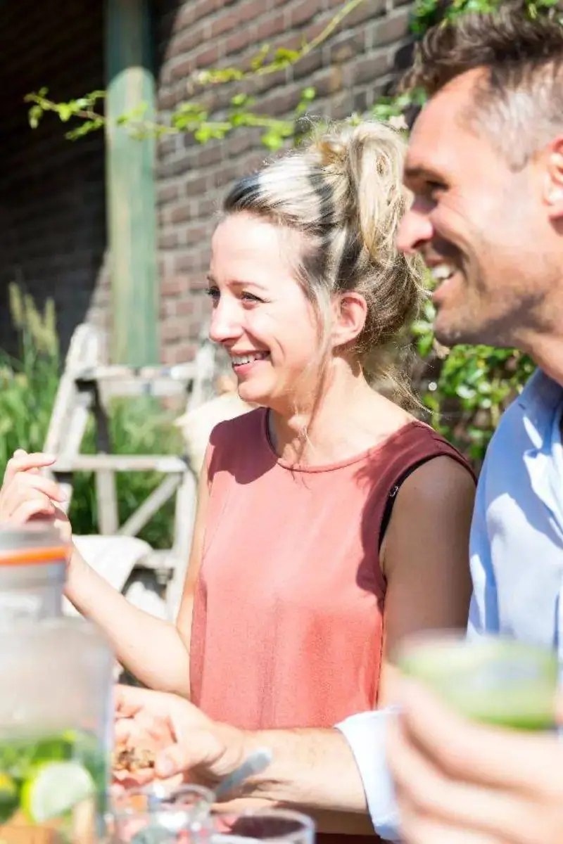 Gezamenlijk diner in de buitenlucht tijdens het healing retreat
