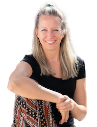Marloes Mulder Hashimoto expert en trage schildklier specialist op strand