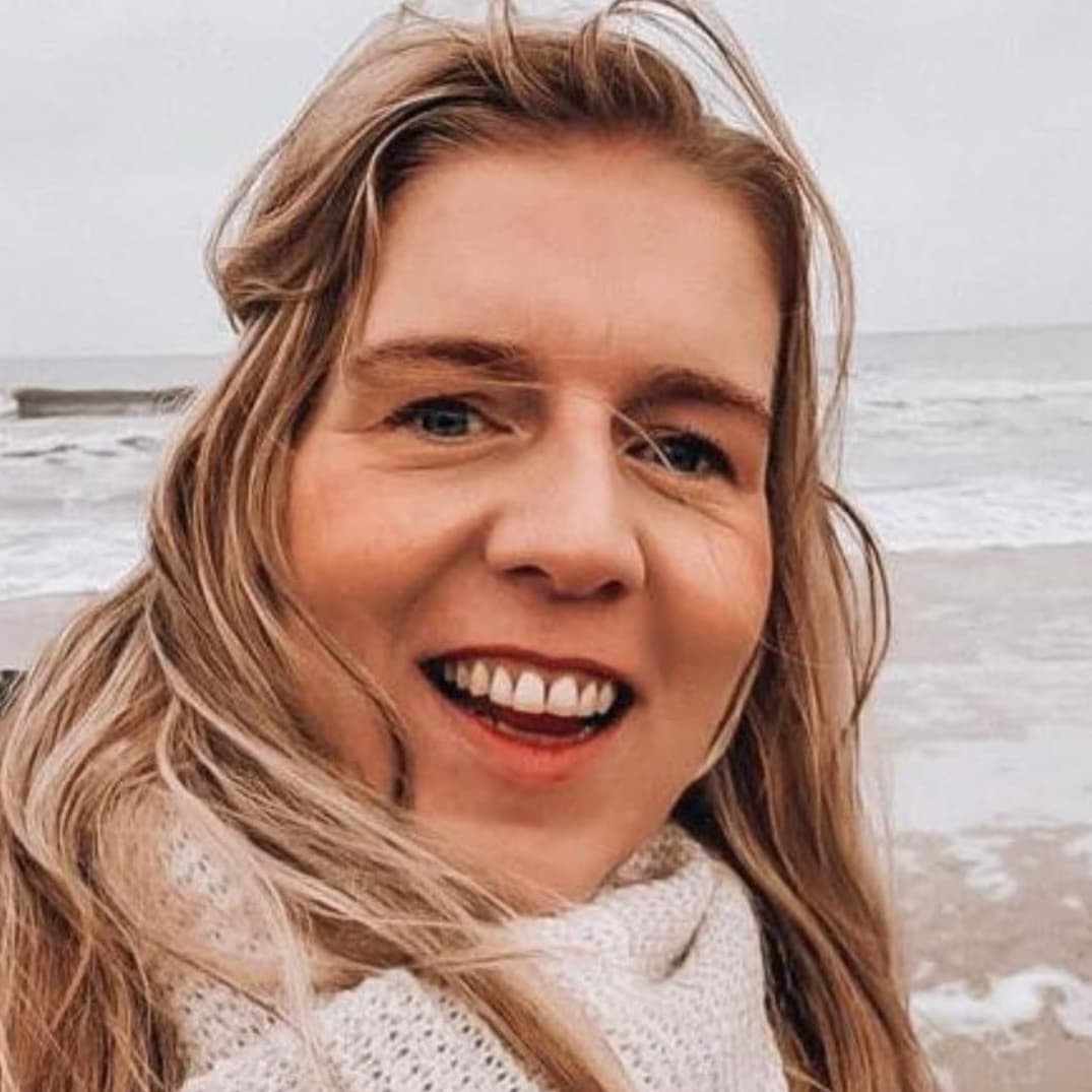 Portret van Esther ter Welle-Vedders (39), zelfstandig levens- en jobcoach, die na langdurige vermoeidheid door Hashimoto weer meer energie heeft, zich beter kan concentreren en opnieuw kan genieten van werk en privéleven.