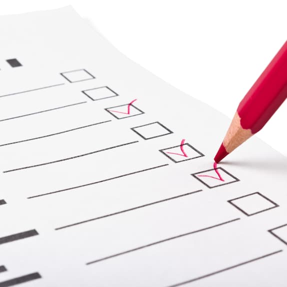 Checklist met rode vinkjes symboliseert het in kaart brengen van blokkades die herstel bij Hashimoto en trage schildklierklachten belemmeren