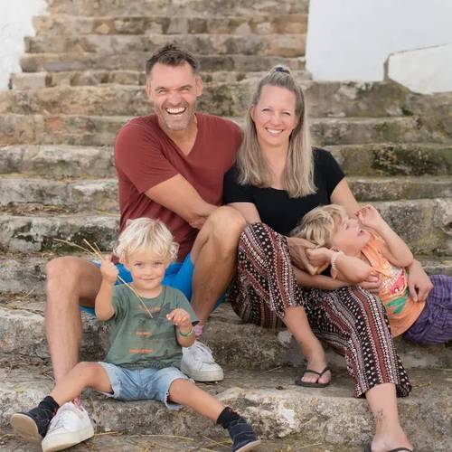 Marloes met haar gezin tijdens het helende familieleven relaxed op de trap