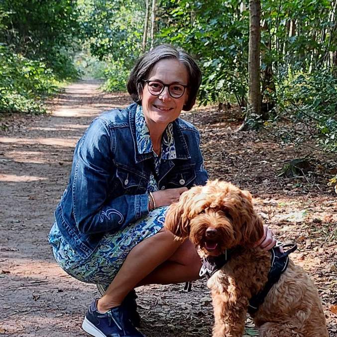 aat met de hond op de foto in het bos, blij en zonder zorgen