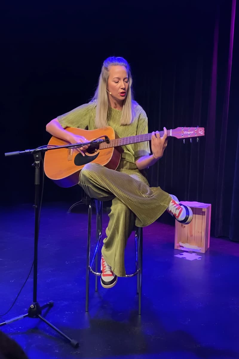 Marloes Mulder speelt gitaar tijdens Hashimoto theatershow Zet jouw Hashi-motor aan