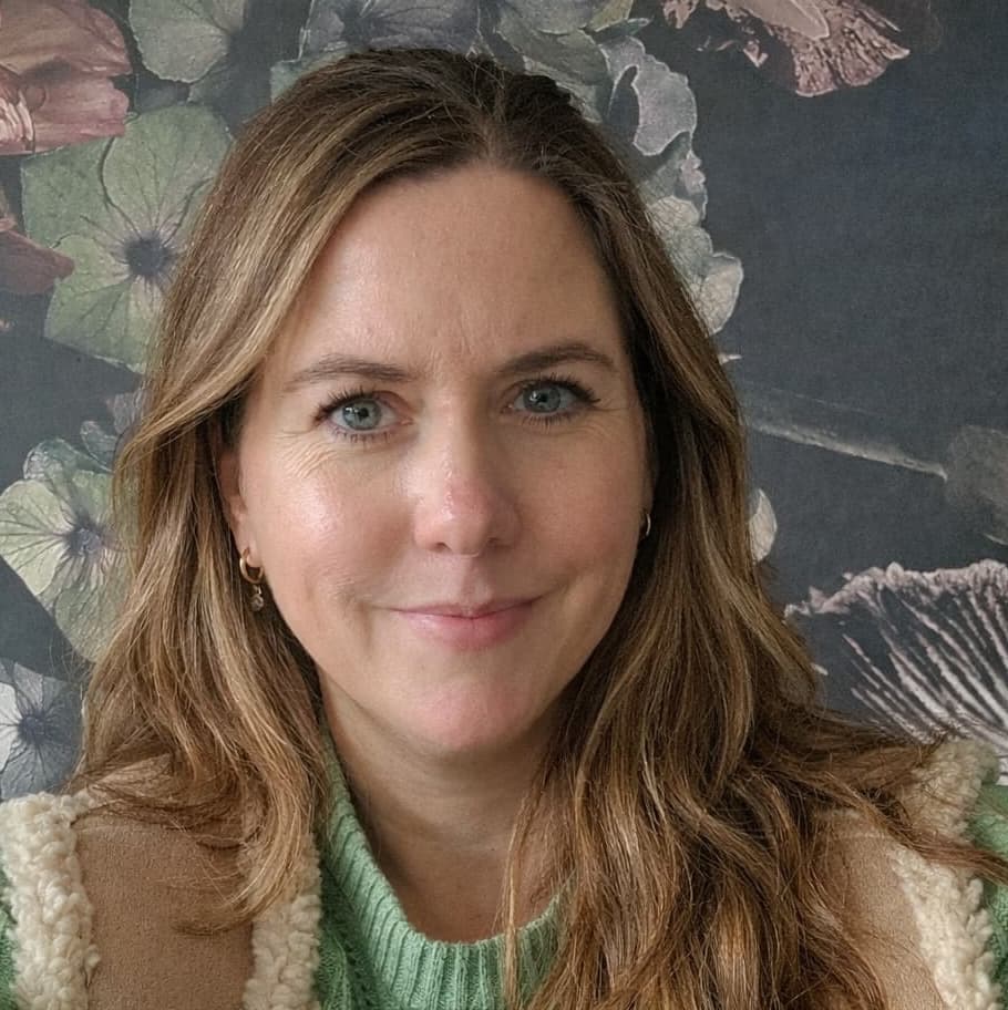Portret van Leonie Noordhout (40), reisspecialist, die na jaren vermoeidheid door Hashimoto 16 kilo afviel, haar energie terugkreeg en weer actief met haar kinderen kan spelen.