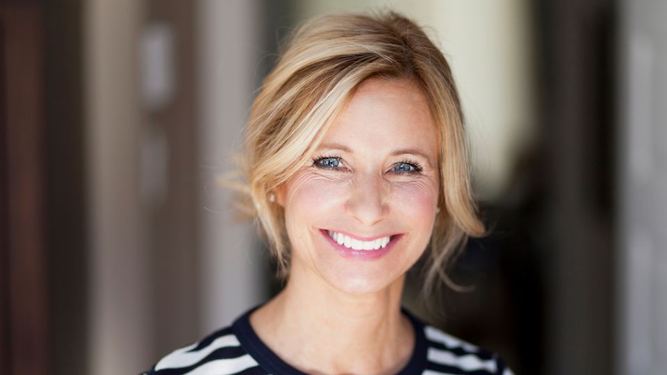 Anne is samen met mij aan de slag gegaan en ze heeft in enkele maanden al enorme stappen kunnen zetten. Ze voelt zich fitter in haar hoofd, is weer scherper in haar gesprekken met klanten en ook haar energie is van een 3 naar een 7 gegaan. Ook is ze inmiddels alweer 5 kilo kwijt. We zijn er nog niet, maar dit is voor haar al zo’n enorme vooruitgang.
